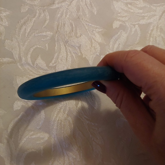 Really Cool Vintage Peacock Blue Lucite Bracelet - Picture 2 of 4